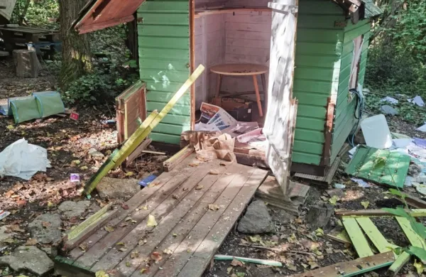 Hiško v gozdu pod Škofijami so vandali skoraj popolnoma 
razdejali.