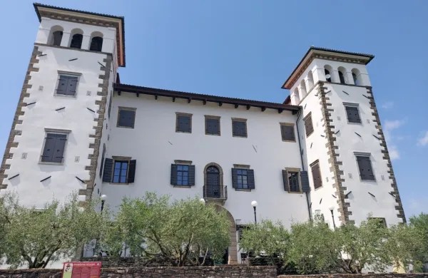 Grad Dobrovo je po nekajletni obnovi zunanjosti - fasade, 
stavbnega pohištva in dela ostrešja -  znova odprl  vrata muzejskih  
zbirk.  