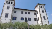 Grad Dobrovo je po nekajletni obnovi zunanjosti - fasade, 
stavbnega pohištva in dela ostrešja -  znova odprl  vrata muzejskih  
zbirk.  