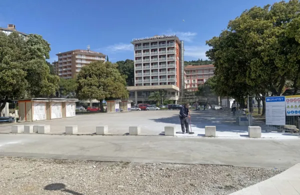 Osrednjo  ploščad po dolgih letih brusijo, da bo spet bela. 