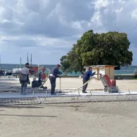 Osrednjo  ploščad po dolgih letih brusijo, da bo spet bela. 