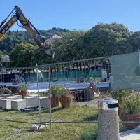 Osrednjo  ploščad po dolgih letih brusijo, da bo spet bela. 