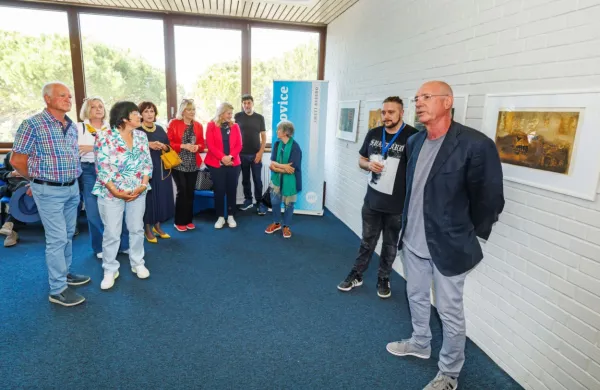 Zbrane na razstavi grafik Zvesta Apollonia sta predstavila kustos 
Dejan Mehmedovič (desno) in urednik Aljaž Novak. 