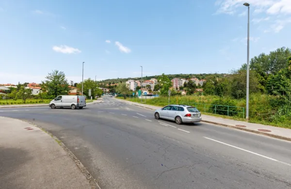  Trasa hitre ceste med Jagodjem in Lucijo bo potekala skozi industrijsko cono v Luciji.  Namesto obstoječega  
križišča (na fotografiji)  bodo zgradili krožišče.  