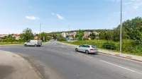  Trasa hitre ceste med Jagodjem in Lucijo bo potekala skozi industrijsko cono v Luciji.  Namesto obstoječega  
križišča (na fotografiji)  bodo zgradili krožišče.  