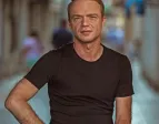 Rok Matek se bo tokrat predstavil kot pevec, spremljal ga bo 
Obalni komorni orkester.