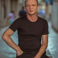 Rok Matek se bo tokrat predstavil kot pevec, spremljal ga bo 
Obalni komorni orkester.