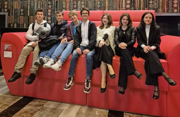  Abonenti liceja Prešeren na ikoničnem kavču predstave K(o)ronske zdrahe v atriju SSG