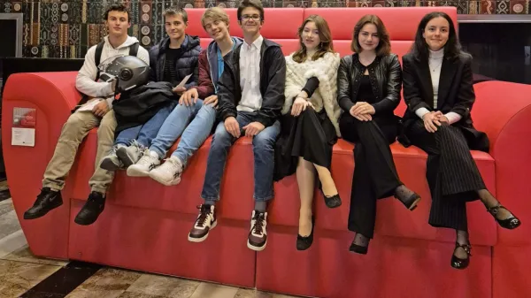  Abonenti liceja Prešeren na ikoničnem kavču predstave K(o)ronske zdrahe v atriju SSG