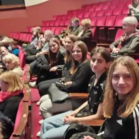Dijaki liceja Slomšek v veliki dvorani pred ogledom abonmajske 
predstave

