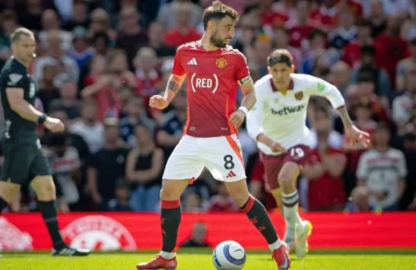 Bruno Fernandes (z žogo)  bo poskušal  popeljati Manchester 
United do lovorike v nocojšnjem finalu evropske lige s Tottenhamom. 