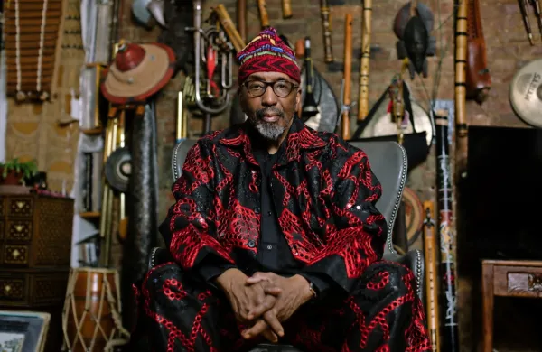 Starosta newyorške jazz scene William Parker  s triom bo zaključil 
uvodni, petkov večer Jazz Cerkno '25. Ob igri na kontrabas bo 
piskal tudi na japonsko piščal šakuhači.