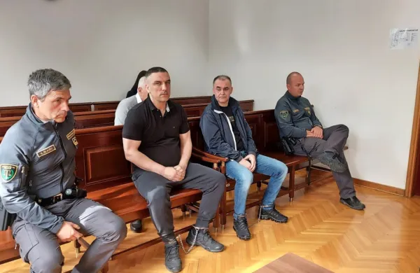 Ivan  Kostić  in  Saša  Cvitkušić  (drugi  in  tretji  z leve)  sta v  priporu  od 
lanskega  junija.  