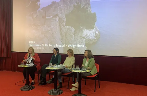 Z novinarske konference od leve proti desni: Vesna Rebec iz Centra za kulturo, šport in prireditve Izola, Tanja Hladnik, Varja Močnik in Lorena Pavlič