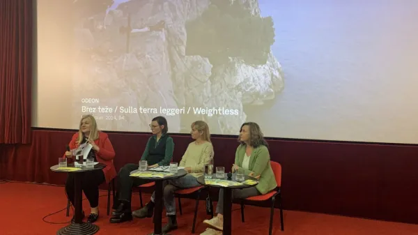 Z novinarske konference od leve proti desni: Vesna Rebec iz Centra za kulturo, šport in prireditve Izola, Tanja Hladnik, Varja Močnik in Lorena Pavlič