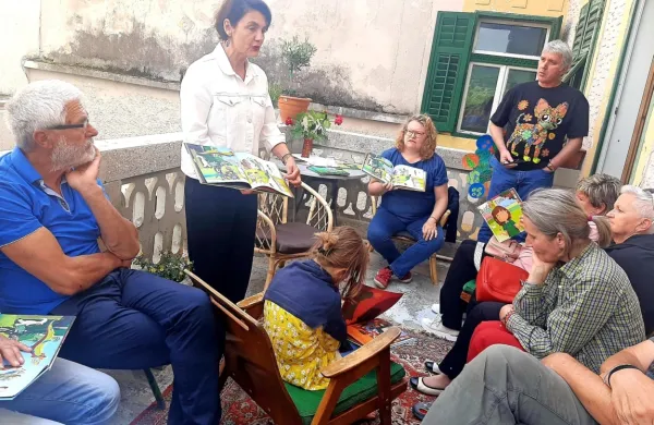 Barbara Vuga je predstavila svojo slikanico Lučka Tuintam na balkonu Vugove hiše, ki bo dobila nove vsebine. 