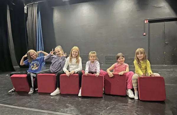 Najmlajši udeleženci ustvarjajo Mojco Pokrajculjo v skupini Rumeni gledališke šole Mavrična ribica.