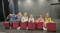 Najmlajši udeleženci ustvarjajo Mojco Pokrajculjo v skupini Rumeni gledališke šole Mavrična ribica.