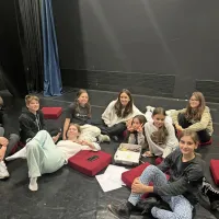 Skupina starejših osnovnošolk in osnovnošolcev iz gledališke skupine Oranžni bo uprizorila dogodivščine Petra Pana.  