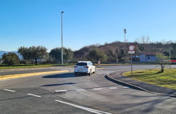 Penzion Garni Mimosa in Gostilna Trije lovci se nahajata le nekaj 
deset metrov od krožišča za Šmarje, zato niso mogli razumeti, da 
je še pred meseci navigacija voznike usmerjala naprej vse do 
odcepa za Padno in nato čez vse vasi do cilja.