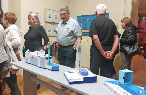 V Coroninijevem dvorcu razstavlja Klavdij Tutta