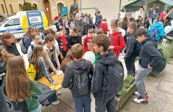 Ulica obrti in podjetništva je  320 učencem  iz šestih šol v Posočju, Kanalu in Brdih predstavila 17 poklicev.  