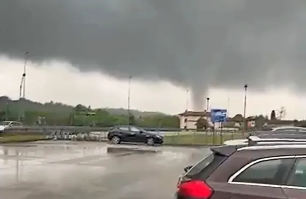 V krajih Buja in Dignano je tornado odkrival strehe in podiral 
drevesa. 
