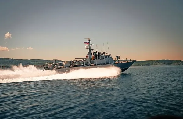 Slovenski vojaki  za  obiskovalce  pripravljajo  dinamične  prikaze  na 
kopnem,  v zraku  in  na  morju. 