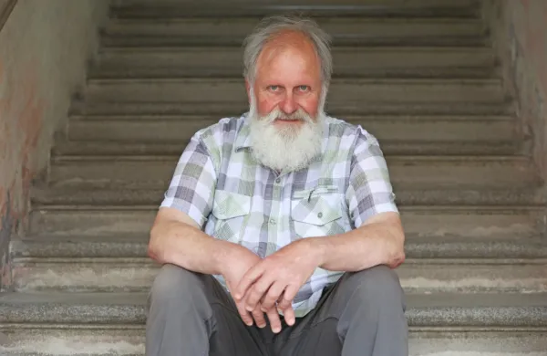 Pater Karel Gržan med drugim piše o tem, kako je v njem po 
temeljitem premisleku dozorela odločitev, da se bo v tej knjigi 
odpovedal svojemu že davno pridobljenemu znanstvenemu nazivu doktor znanosti.