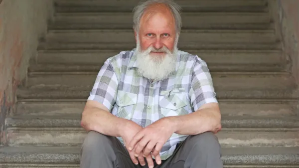 Pater Karel Gržan med drugim piše o tem, kako je v njem po 
temeljitem premisleku dozorela odločitev, da se bo v tej knjigi 
odpovedal svojemu že davno pridobljenemu znanstvenemu nazivu doktor znanosti.