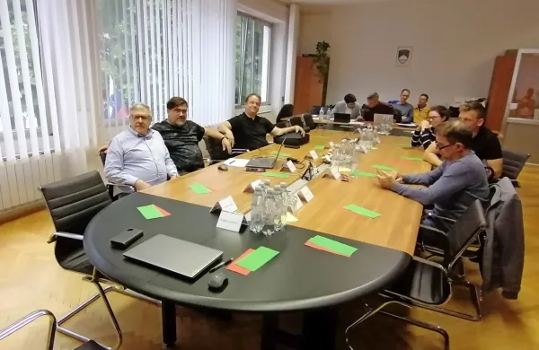 Devet svetnikov županu očita, da zanemarja vlogo občinskega 
sveta, zato so obstruirali včerajšnjo sejo. 