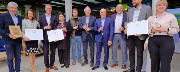 Prejemniki plakete in priznanj Častivrednega konventa Svetega 
Urbana na sliki z vodji društva in gostiteljem. (z leve) Jernej in 
Lidija Žarn (Vinska klet Albiana),  Martin in Tina Martinčič  (Huba) 
Huba, Leon Peršolja  (Zarova), pretor Vojko Čok, gostitelj Igor 
Simčič, kancler Vojko Starovič ter Janez in Marjanca Pirc (klet 
Pirc).