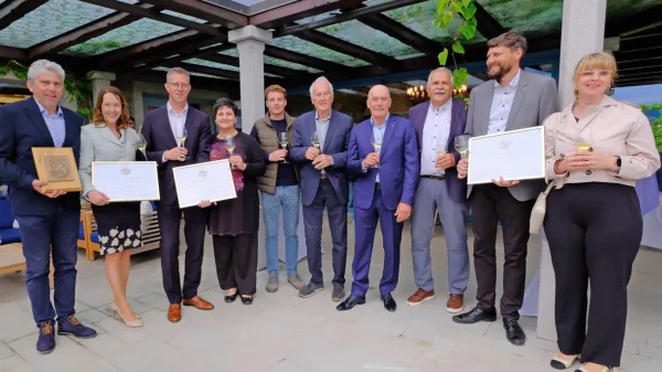 Prejemniki plakete in priznanj Častivrednega konventa Svetega 
Urbana na sliki z vodji društva in gostiteljem. (z leve) Jernej in 
Lidija Žarn (Vinska klet Albiana),  Martin in Tina Martinčič  (Huba) 
Huba, Leon Peršolja  (Zarova), pretor Vojko Čok, gostitelj Igor 
Simčič, kancler Vojko Starovič ter Janez in Marjanca Pirc (klet 
Pirc).