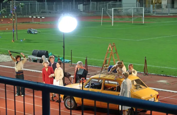 Igralke in igralci so odlično  ozvočeni in osvetljeni za  oder uporabili ne le stadion temveč tudi širšo okolico. 