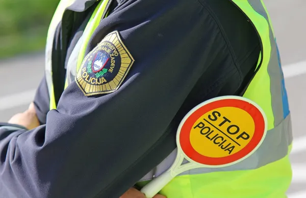 Trinajstletnik v Boninih s skuterjem zapeljal med trte