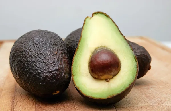 Avokado je superživilo z razlogom, saj vsebuje zdrave mononenasičene maščobe.