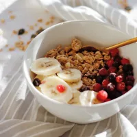 Ovseni kosmiči niso le popoln zajtrk - so tudi eno najbolj 
učinkovitih živil za zniževanje holesterola.