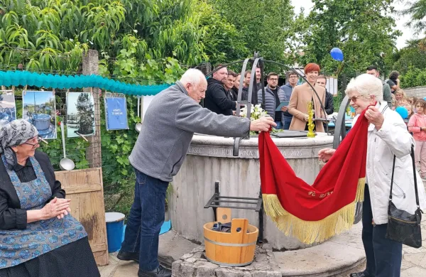 Spominsko obeležje sta odkrila krajana Lasca Miro Silič in Vera Pahor. 