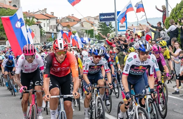 Jan Tratnik (v ospredju, desno) bo, kot kaže, tako kot v soboto v 
Brdih tudi v preostanku Gira pomagal moštvenemu kolegu 
Primožu Rogliču. 