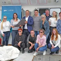 Na fotografiji: ekipa zavoda YouSea, predstavniki podjetja GEN-I in umetniki, ki so sodelovali pri projektu.  