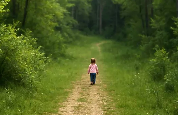 Deklici je moralo nekaj ukrasti pozornost in jo “zvabiti” po gozdni 
poti globoko v gozd. (Fotografija je simbolična)