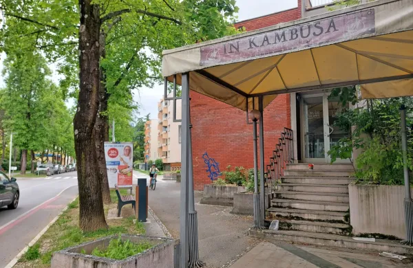 Gremo na pico v Novo Gorico? Seveda, tudi v legendarni Triglav. Ki 
pa že dolgo zapuščen propada ... Čez cesto pa nekdanji Kemometal 
zdaj nadgrajujejo v blok. 