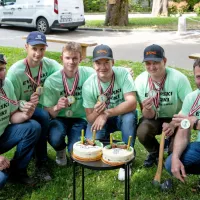 S tekmovanja  gozdarskih veščinah so se vrnili z naslovom 
evropskih prvakov (z leve)  vodja ekipe Gregor Češarek, Luka 
Šinkovec, Ažbe Jovanović, Nik Rovan, Maks Rupnik in trener Janez 
Meden.