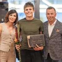 Zmagovalec prvega Okna talentov je  Benjamin Lakošeljac (v 
sredini).