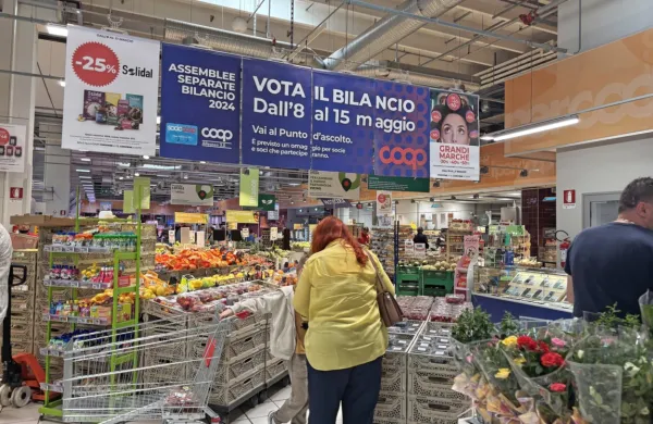 



Sobotno popoldne v hipermarketu Ipercoop v nakupovalnem 
središču Montedoro v Miljah