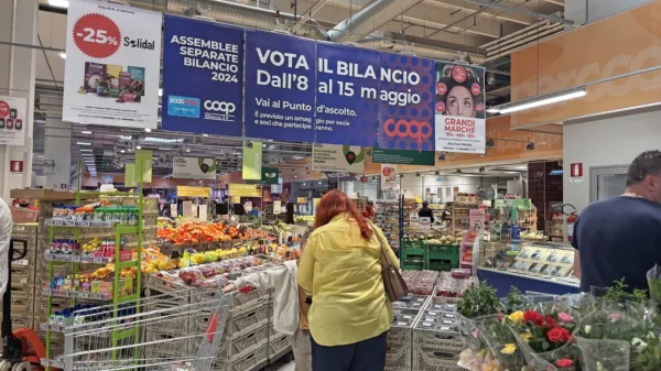



Sobotno popoldne v hipermarketu Ipercoop v nakupovalnem 
središču Montedoro v Miljah