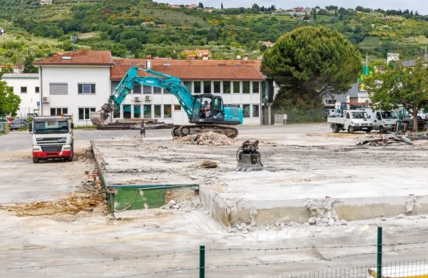 Tako je bager  rušil  zidani del objekta. 