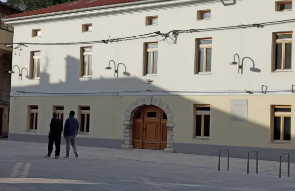 Občina bo  najboljšemu ponudniku za stavbo Glavni trg 1 podelila 
stavbno pravico za 20 let.