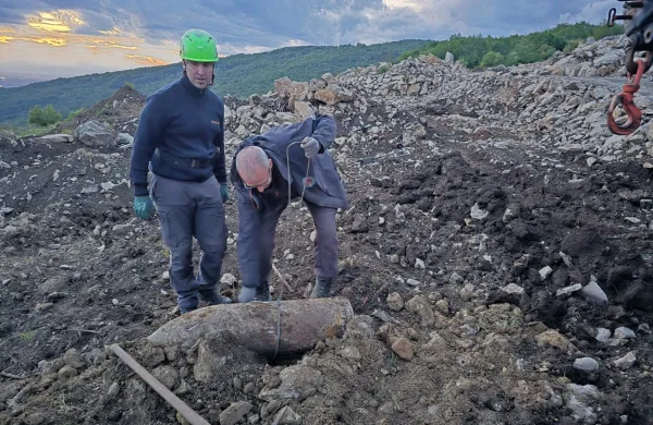 Izstreljeno in kljub temu celo 400-kilogramsko avstrijsko granato 
sta dvignila od tal pirotehnika državne enote Martin Abramič 
(levo) in Benjamin Kreševec.