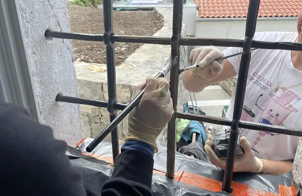 V prihodnjem muzeju tovorništva čistijo železne  rešetke. 